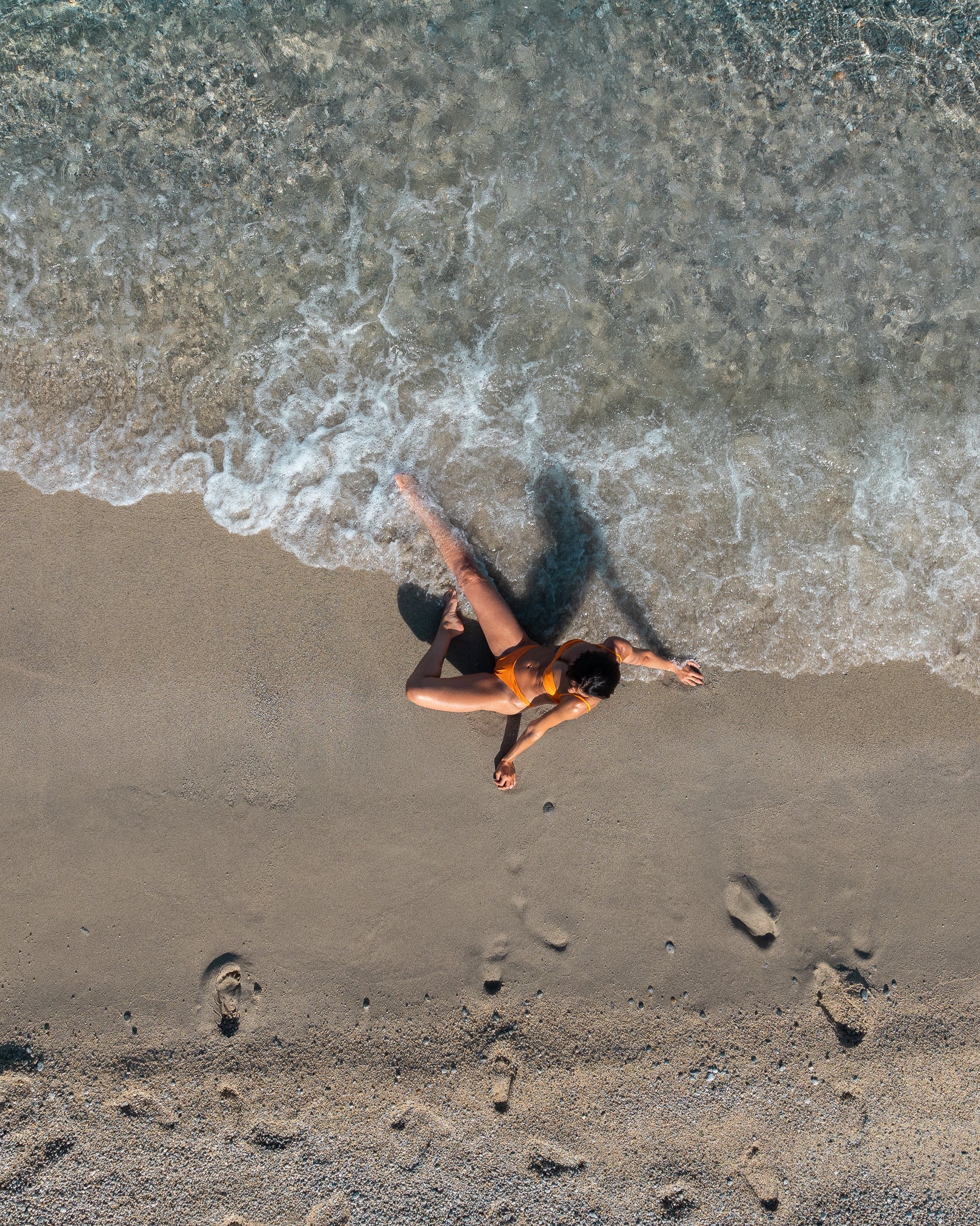 Bikini Top Turquoise Bay Arancione sostenibile Deganis Beachwear in spiaggia drone in spiaggia