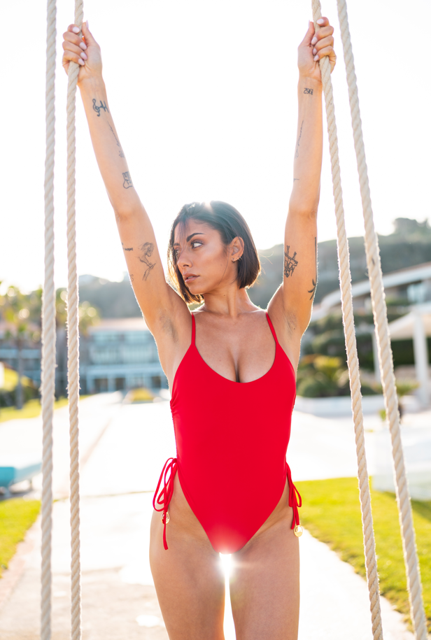 Costume intero Eagle Beach rosso sostenibile Deganis Beachwear Completo