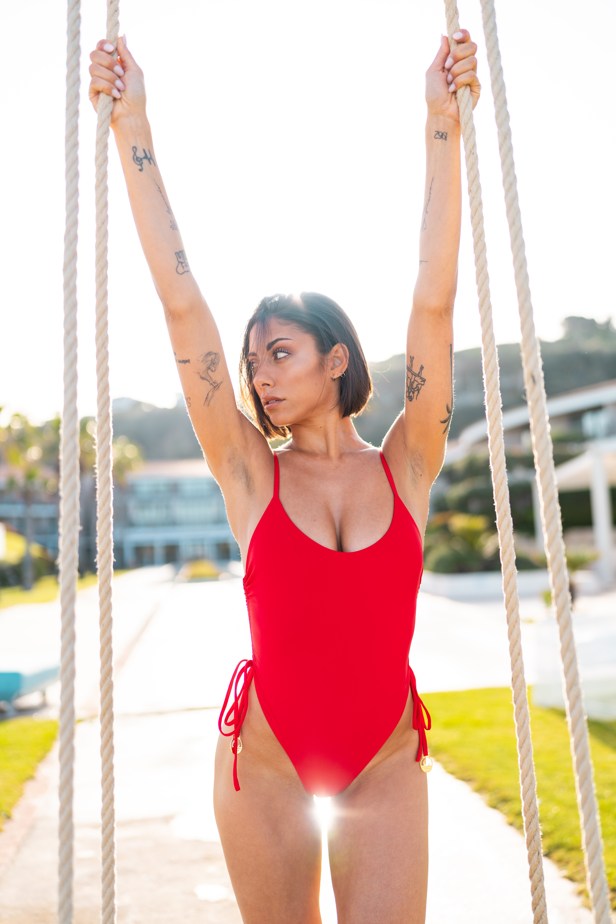 Costume intero Eagle Beach rosso sostenibile Deganis Beachwear Completo