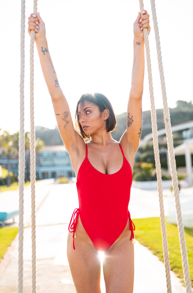 Costume intero Eagle Beach rosso sostenibile Deganis Beachwear Completo