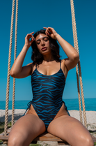 Costume intero Eagle Beach Blu / Nero sostenibile Deganis in Spiaggia